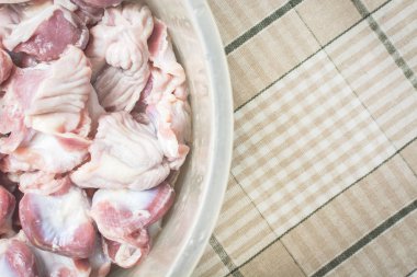 Yemek pişirmek için mutfak masasında patlıcan içinde çözülmüş ve yıkanmış tavuk gizzards.