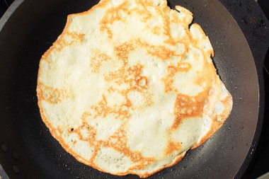 Yuvarlak gözleme fırında tavada kızarır..