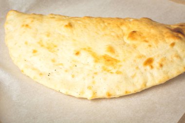 Açık bir kutuda pişmiş etli turta..