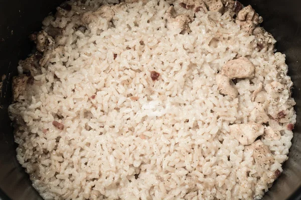Pilaf guisado con arroz desmenuzado después de cocinar en olla de cocción lenta . —  Fotos de Stock