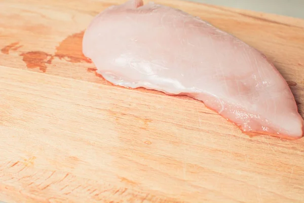 切木板上的嫩鸡胸肉片. — 图库照片