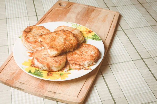 Filete de pescado frito pollack en placa sobre tabla de madera . —  Fotos de Stock