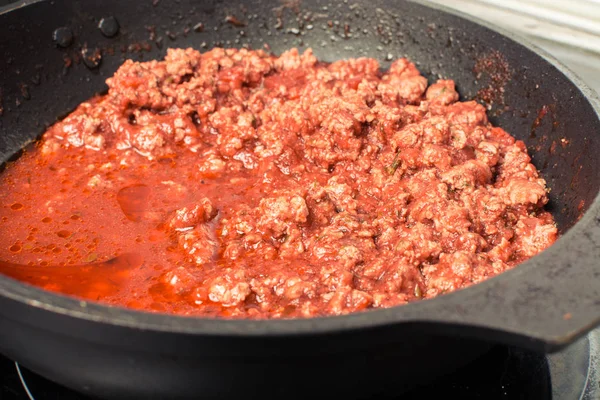 Cooked minced meat with bolognese tomato sauce for spaghetti. — Stock Photo, Image