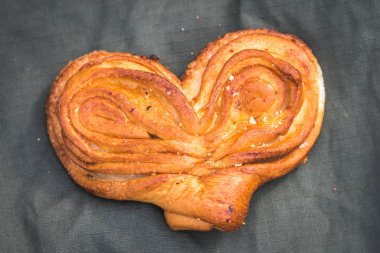 Yürüyüşte atıştırmak için hamur mayasından yapılan tulumlar için tatlı çörek yaptım.