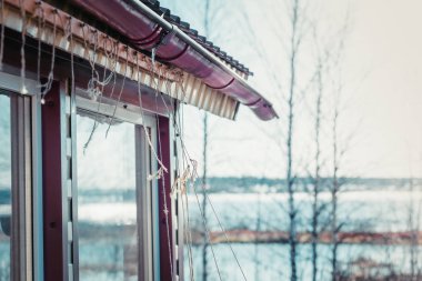 Yağmurun demir çatısı ve drenajı.