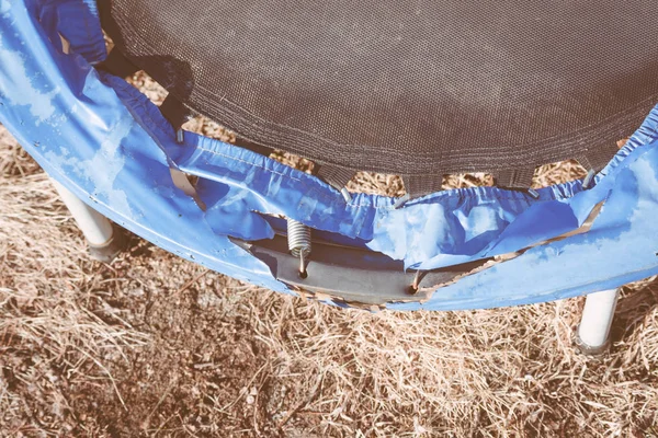 Demir Bacaklı Trambolin Yırtılan Çocuklar Oyun Sahasının Çimlerinde Duruyor — Stok fotoğraf