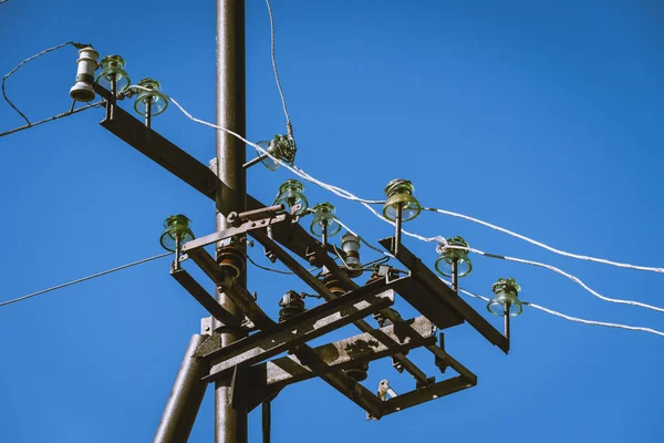 Eine Eiserne Stange Mit Drähten Durch Die Strom Den Häusern — Stockfoto