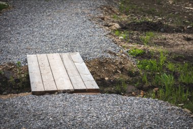 Nehri geçmek için tahta köprü