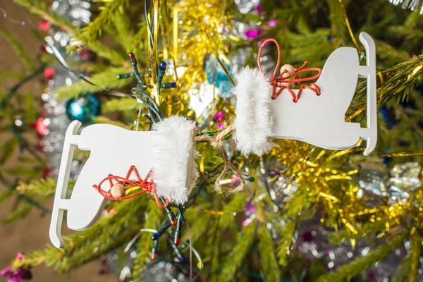 Árbol Navidad Decoración Juguete Blanco Patines Cuelgan Rama Del Árbol —  Fotos de Stock