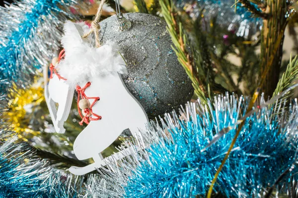Weihnachtsbaumschmuck Spielzeug Weiße Schlittschuhe Hängen Zur Dekoration Ast Des Baumes — Stockfoto