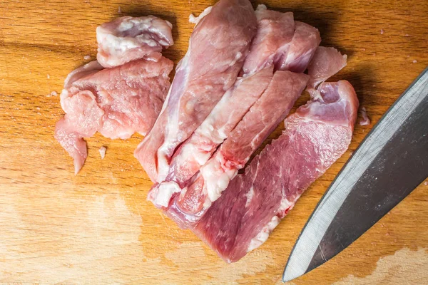 Разрезать Мясо Свинины Куски Ножом Доске — стоковое фото