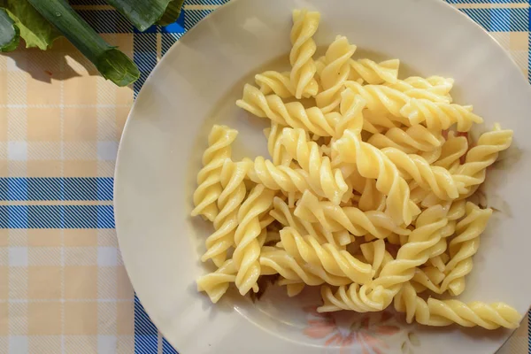 Talíř Vařených Těstovin Stole — Stock fotografie