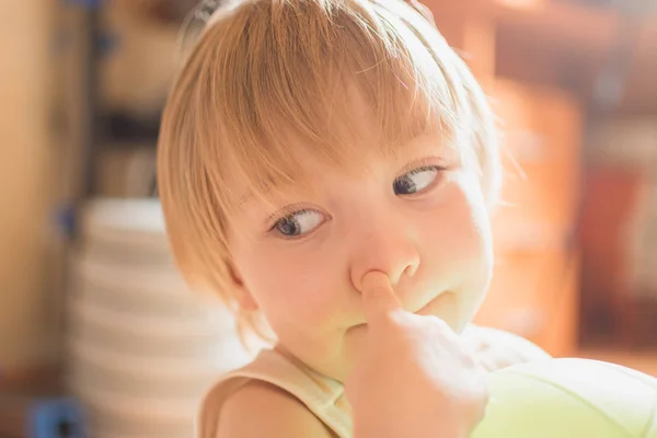 Портрет маленького ребенка с красивыми глазами и светлыми волосами . — стоковое фото