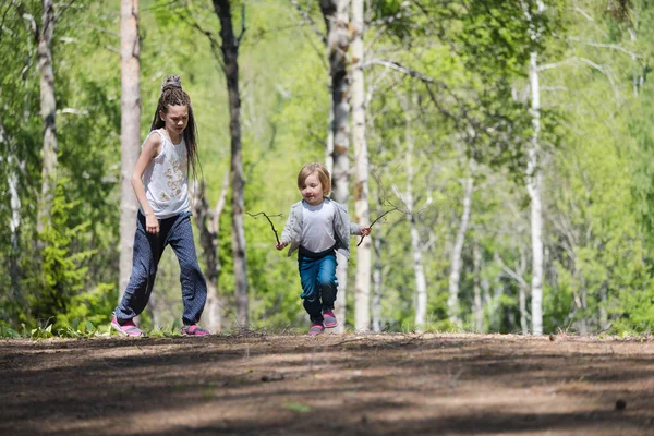 子供たちは夏の日に森の中を歩いて楽しんでいます. — ストック写真