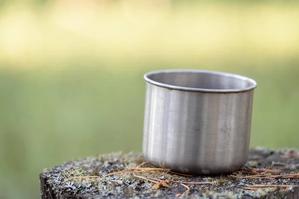 Tasse vide en aluminium pour le thé sur souche dans la forêt . — Photo