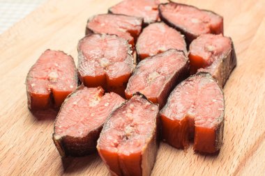 Füme balık pembe somon ahşap kesme tahtası üzerinde dilimlenmiş.