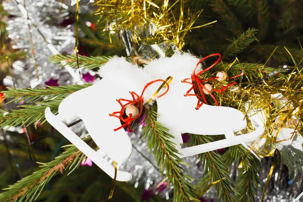 Árbol de Navidad decoración juguete blanco patines cuelgan en la rama del árbol para la decoración . —  Fotos de Stock