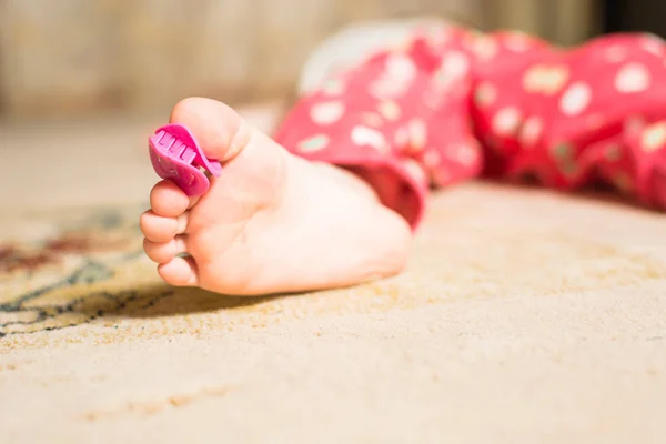 Piccoli piedi di bambino che gioca sul pavimento . — Foto Stock