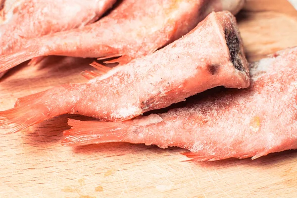 Lubina congelada en fregadero de cocina miente para descongelar . — Foto de Stock