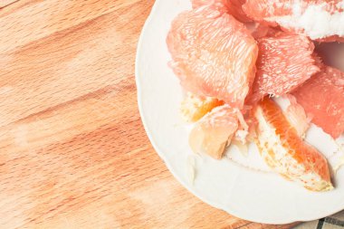 Pamela meyvesini tahta tabakta kes..