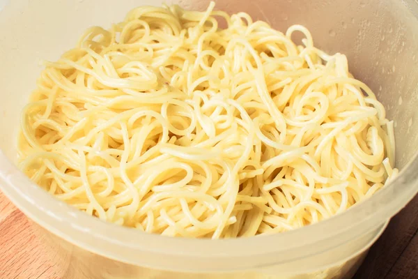 Lange Spaghetti nach dem Kochen in einer Aubergine. — Stockfoto