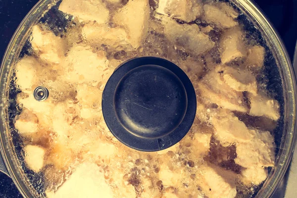 Шматочки соковитої курки з тушкованим гравієм на сковороді на плиті . — стокове фото