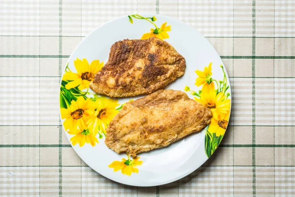Жареные филе тилапии в тарелке на кухонном столе . — стоковое фото