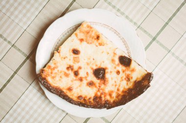 Tabakta süzme peynir ve yumurtanın ihale güveci.