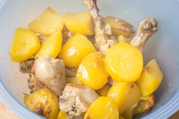 Ayam goreng kaki dan irisan kentang di piring dalam . — Stok Foto