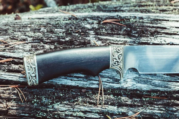 Cuchillo del ejército para la protección del árbol caído en el bosque . — Foto de Stock