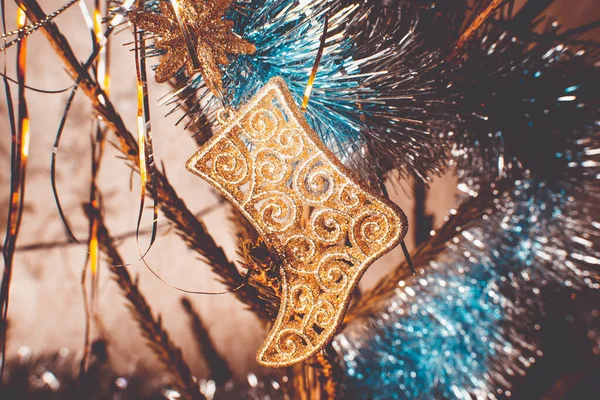 Weihnachtsbaumschmuck Spielzeug, das zur Dekoration am Ast des Baumes hängt. — Stockfoto