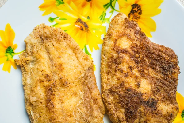 Gebakken tilapia visfilets in plaat op de keuken tafel. — Stockfoto