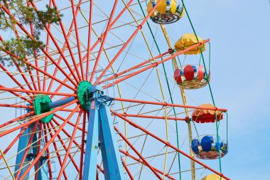 Lunaparkta at binmek için çocuk dönme dolap..