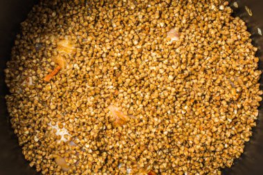 Lezzetli pişmiş karabuğday lapası, tavuk bacağı ve ağır ateşte..