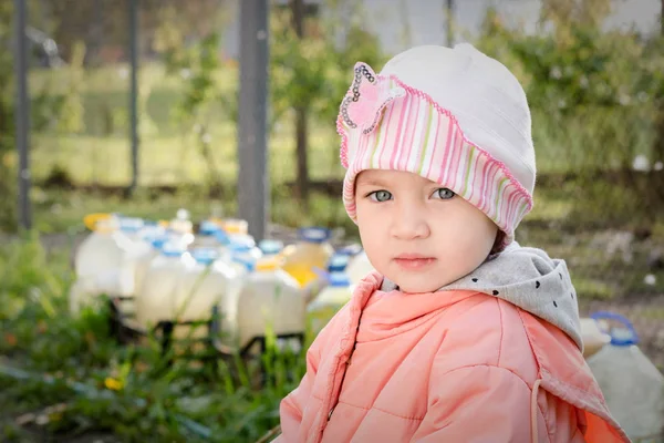 秋の衣服の悲しい子供の肖像. — ストック写真