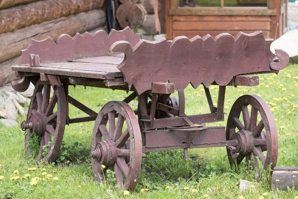 Carro viejo campesino para transportar cosas y personas apegadas al caballo. —  Fotos de Stock