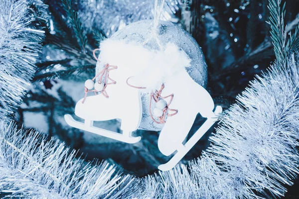 Árbol de Navidad decoración juguete blanco patines cuelgan en la rama del árbol para la decoración . —  Fotos de Stock