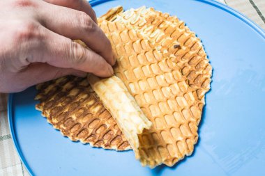 Erkek el yuvarlak kapak üzerinde saman içine ince waffle bükümler