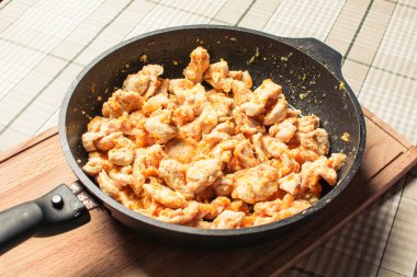 Tavada sosla pişirilmiş doğranmış tavuk filetosu.