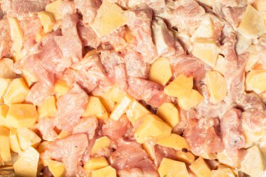 Fırında fırın tepsisinde patates ile tavuk fileto turşusu