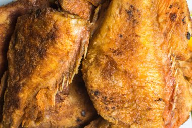 Mutfak masasında tabakta pişmiş kızarmış levrek