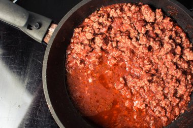 Spagetti için domates soslu kıyma.