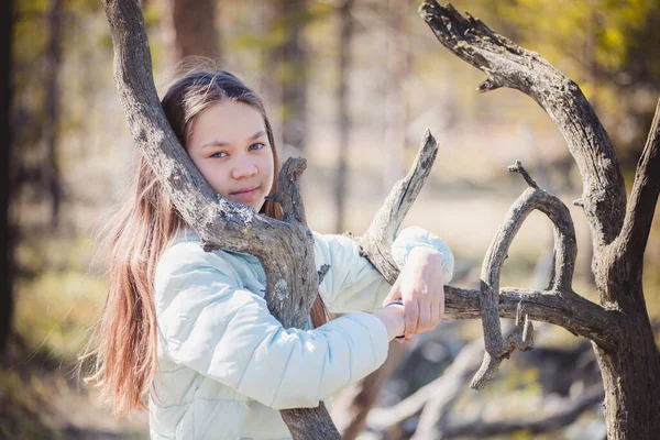 Beautiful Girl Light Jacket Hugs Snag Old Fallen Tree Pine — ストック写真