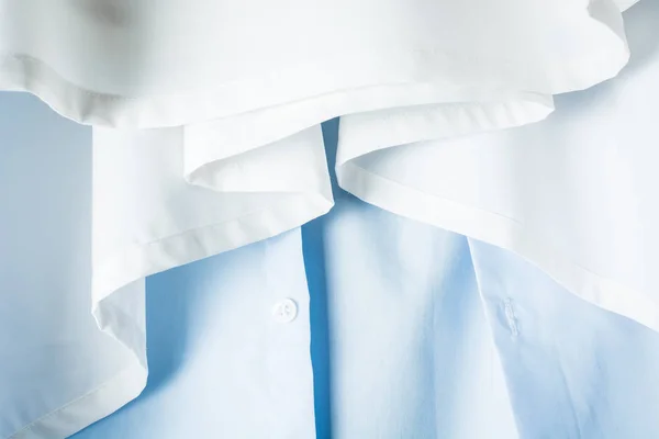 Белые Синие Рубашки Висят После Глажки — стоковое фото