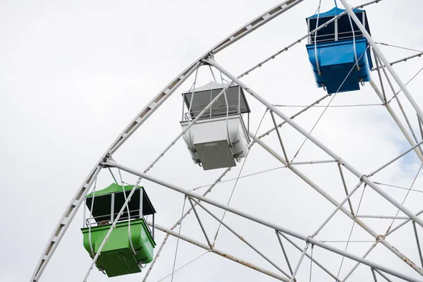Karussell Riesenrad Mit Farbigen Kabinen Für Kinder Und Erwachsene Zum — Stockfoto