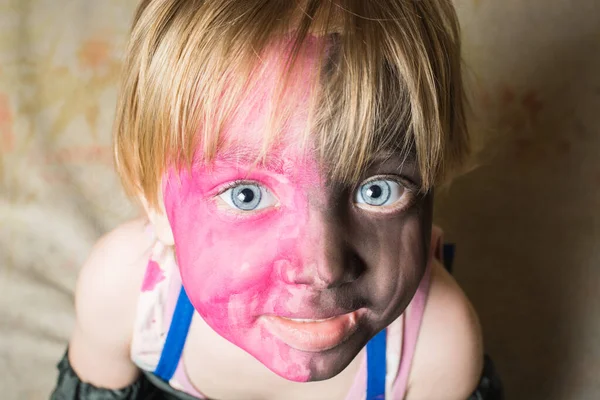 Niño Pequeño Con Ojos Grandes Cara Pintada —  Fotos de Stock