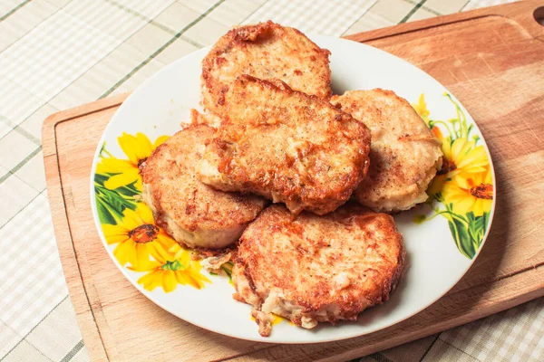 Gefrituurde Visfilet Pollak Plaat Houten Plank — Stockfoto