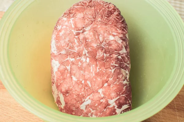Stuk Bevroren Gehakt Varkensvlees Voor Het Koken Van Soep Diepe — Stockfoto