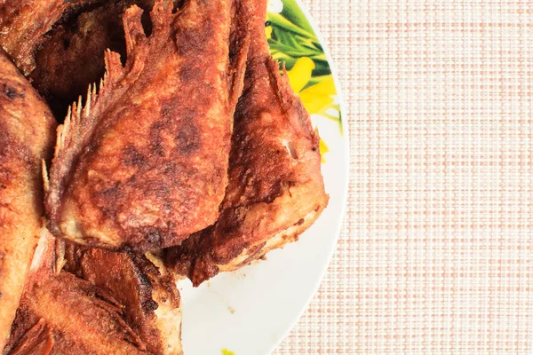 Lubina frita cocida en plato sobre mesa de cocina . —  Fotos de Stock