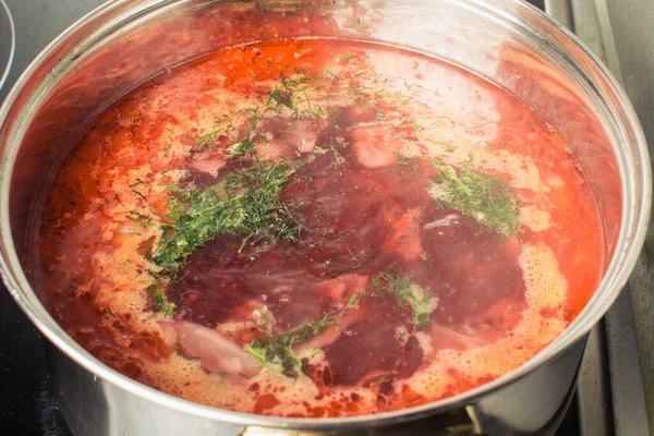 Czerwona zupa barszcz gotowane w dużych patelni na piecu. — Zdjęcie stockowe